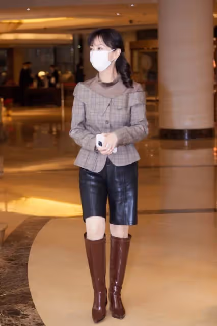68歲「不老女神」趙雅芝突破年齡限制！穿皮短褲配長筒靴，美回了「馮程程」