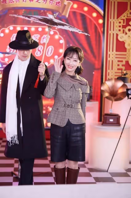 68歲「不老女神」趙雅芝突破年齡限制！穿皮短褲配長筒靴，美回了「馮程程」