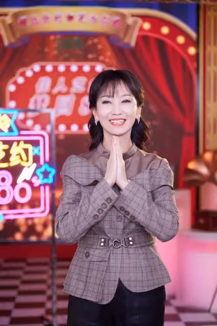 68歲「不老女神」趙雅芝突破年齡限制！穿皮短褲配長筒靴，美回了「馮程程」