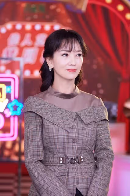 68歲「不老女神」趙雅芝突破年齡限制！穿皮短褲配長筒靴，美回了「馮程程」