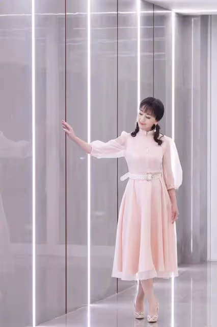 68歲「不老女神」趙雅芝突破年齡限制！穿皮短褲配長筒靴，美回了「馮程程」