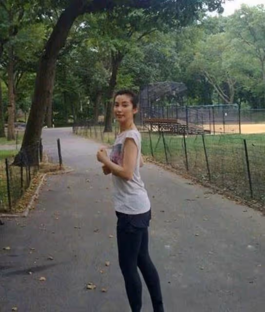 李冰冰跑步被拍，素顏出油皮膚松垮，穿健身褲連臀型也不遮一下，網友：形象瞬間崩塌！