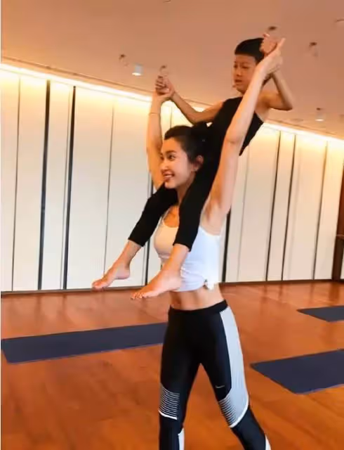 李冰冰跑步被拍，素顏出油皮膚松垮，穿健身褲連臀型也不遮一下，網友：形象瞬間崩塌！