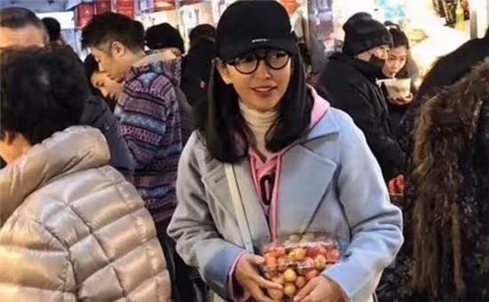 李冰冰跑步被拍，素顏出油皮膚松垮，穿健身褲連臀型也不遮一下，網友：形象瞬間崩塌！