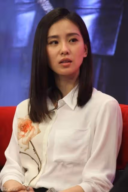 劉詩詩和楊冪10年前合照流出，網友: 純天然和整容臉分的一清二楚！