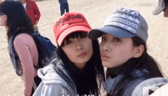 劉詩詩和楊冪10年前合照流出，網友: 純天然和整容臉分的一清二楚！