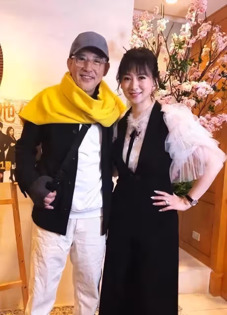 林青霞舊愛秦漢76歲仍帥氣！黑衣黃圍巾活力滿滿，時髦打扮：絲毫不輸年輕人