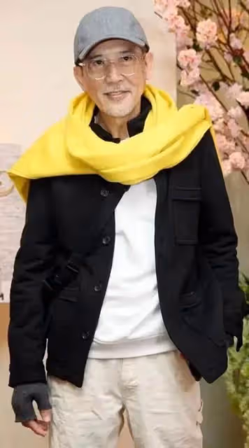 林青霞舊愛秦漢76歲仍帥氣！黑衣黃圍巾活力滿滿，時髦打扮：絲毫不輸年輕人