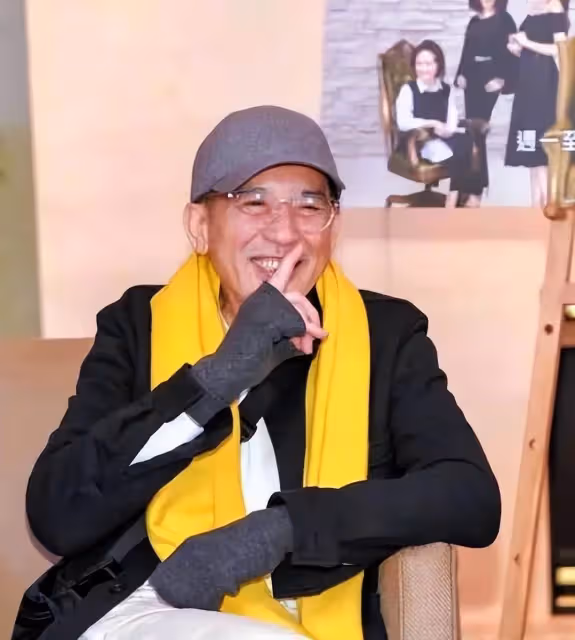 林青霞舊愛秦漢76歲仍帥氣！黑衣黃圍巾活力滿滿，時髦打扮：絲毫不輸年輕人