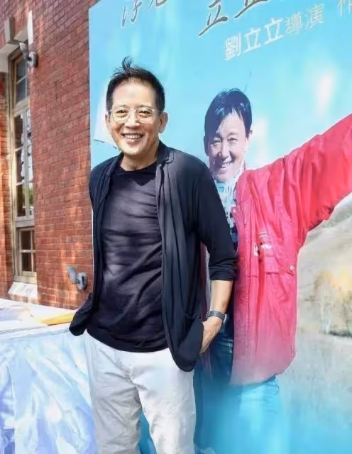 林青霞舊愛秦漢76歲仍帥氣！黑衣黃圍巾活力滿滿，時髦打扮：絲毫不輸年輕人