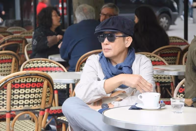 林青霞舊愛秦漢76歲仍帥氣！黑衣黃圍巾活力滿滿，時髦打扮：絲毫不輸年輕人