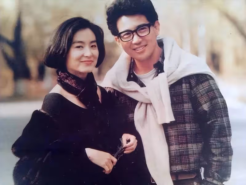 林青霞舊愛秦漢76歲仍帥氣！黑衣黃圍巾活力滿滿，時髦打扮：絲毫不輸年輕人