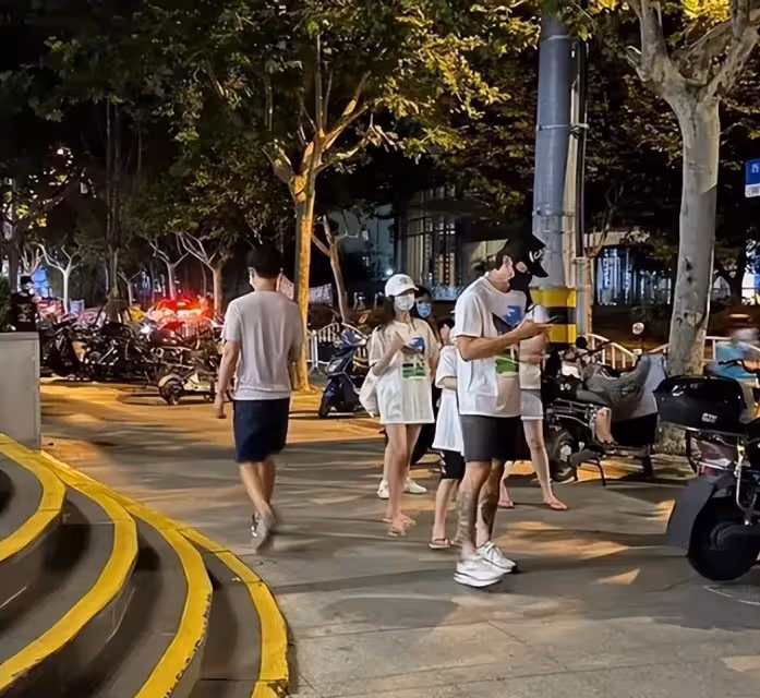吳尊一家逛街被拍！11歲NeiNei打扮的比媽媽還洋氣，玩下衣失蹤「大長腿」太矚目