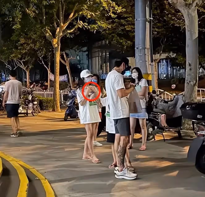 吳尊一家逛街被拍！11歲NeiNei打扮的比媽媽還洋氣，玩下衣失蹤「大長腿」太矚目
