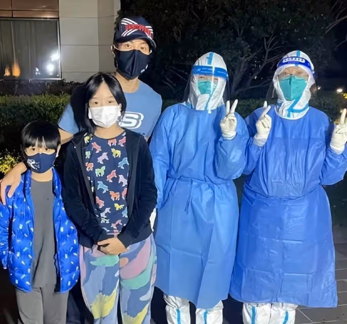 吳尊一家逛街被拍！11歲NeiNei打扮的比媽媽還洋氣，玩下衣失蹤「大長腿」太矚目