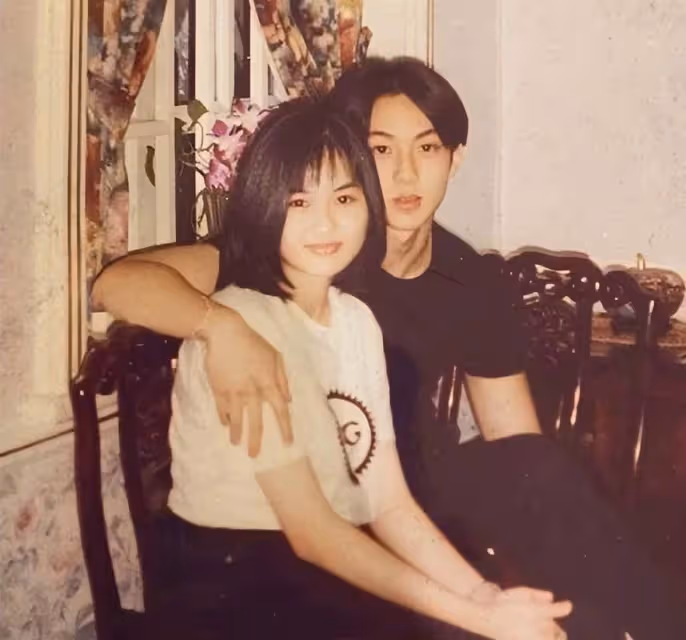 吳尊一家逛街被拍！11歲NeiNei打扮的比媽媽還洋氣，玩下衣失蹤「大長腿」太矚目