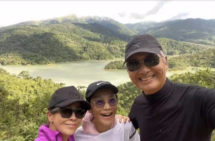 羨慕50歲劉嘉玲與周潤發爬山！風采依舊氣勢足，可惜顏值無人繼承