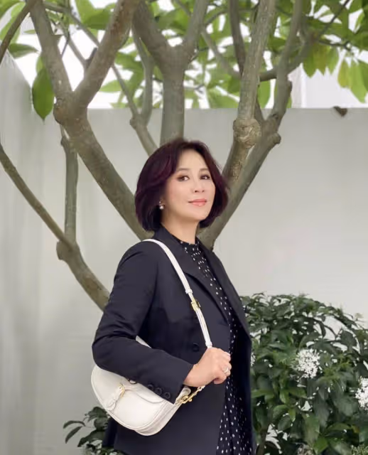 羨慕50歲劉嘉玲與周潤發爬山！風采依舊氣勢足，可惜顏值無人繼承