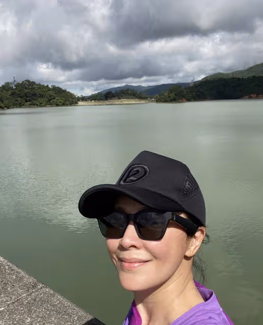 羨慕50歲劉嘉玲與周潤發爬山！風采依舊氣勢足，可惜顏值無人繼承