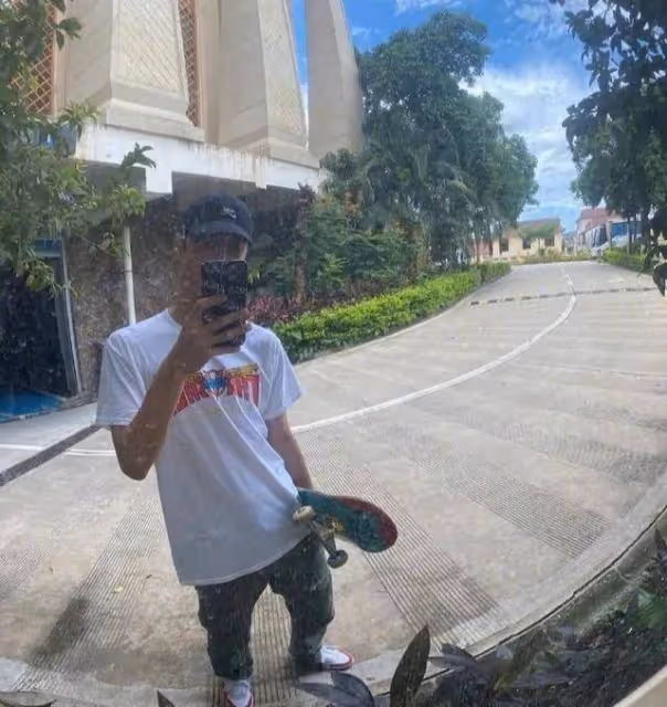 王一博節日曬爸爸年輕時彈吉他的照片,一家子都是高顏值