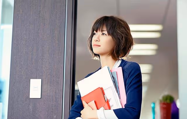 婆婆新婚夜給兒媳立家規,新娘笑了:「您兒是皇上,我沒皇后命」