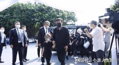 余苑綺與愛犬合葬，繼託夢閨蜜後入夢女兒，與豬哥亮在同一墓園