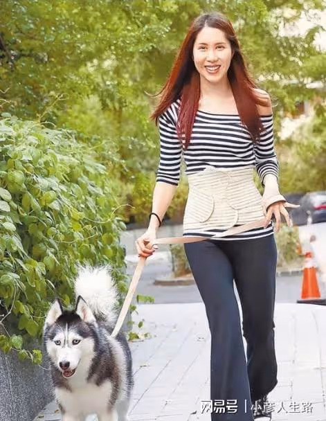 余苑綺與愛犬合葬，繼託夢閨蜜後入夢女兒，與豬哥亮在同一墓園