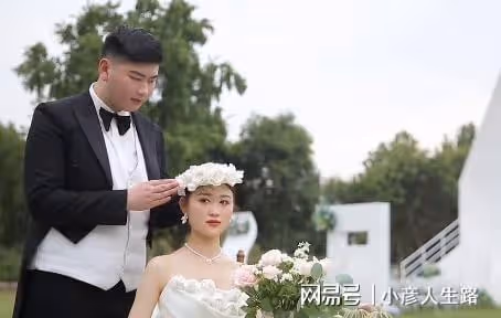 朱小偉帶陳萌逛服裝店，女方無須考慮價格，大衣哥專門派助理提包