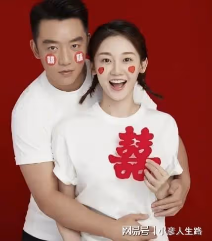 鄭愷攜妻女逛街,哺乳期苗苗頻頻「偷懶」,鄭愷心疼妻子不讓抱娃