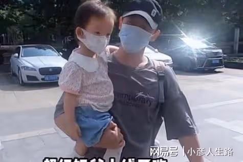 鄭愷攜妻女逛街,哺乳期苗苗頻頻「偷懶」,鄭愷心疼妻子不讓抱娃