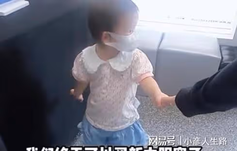 鄭愷攜妻女逛街,哺乳期苗苗頻頻「偷懶」,鄭愷心疼妻子不讓抱娃