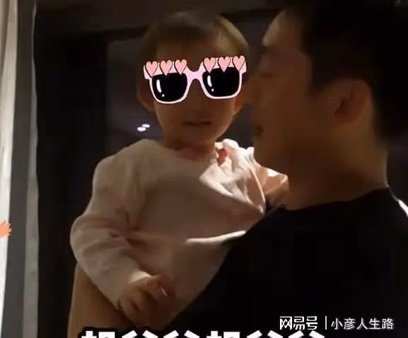 鄭愷攜妻女逛街,哺乳期苗苗頻頻「偷懶」,鄭愷心疼妻子不讓抱娃