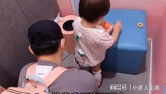 鄭愷攜妻女逛街,哺乳期苗苗頻頻「偷懶」,鄭愷心疼妻子不讓抱娃