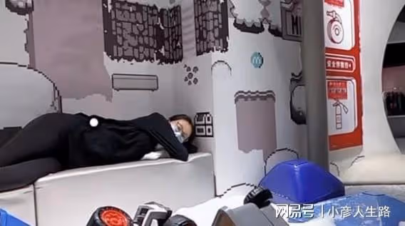 鄭愷攜妻女逛街,哺乳期苗苗頻頻「偷懶」,鄭愷心疼妻子不讓抱娃