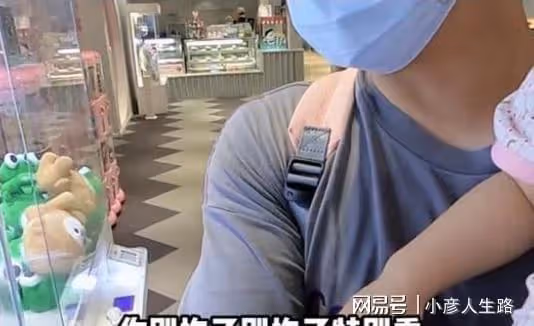 鄭愷攜妻女逛街,哺乳期苗苗頻頻「偷懶」,鄭愷心疼妻子不讓抱娃