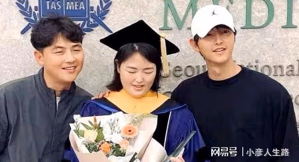 宋仲基近照曝光,單身無娃被催婚,宋慧喬趴男性好友肩頭露笑顏