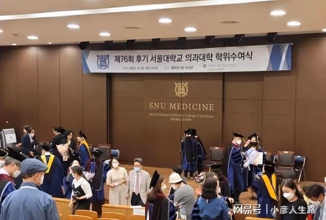 宋仲基近照曝光,單身無娃被催婚,宋慧喬趴男性好友肩頭露笑顏