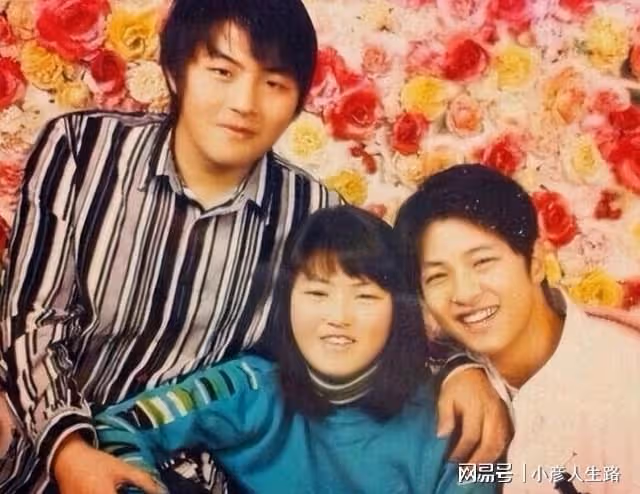 宋仲基近照曝光,單身無娃被催婚,宋慧喬趴男性好友肩頭露笑顏