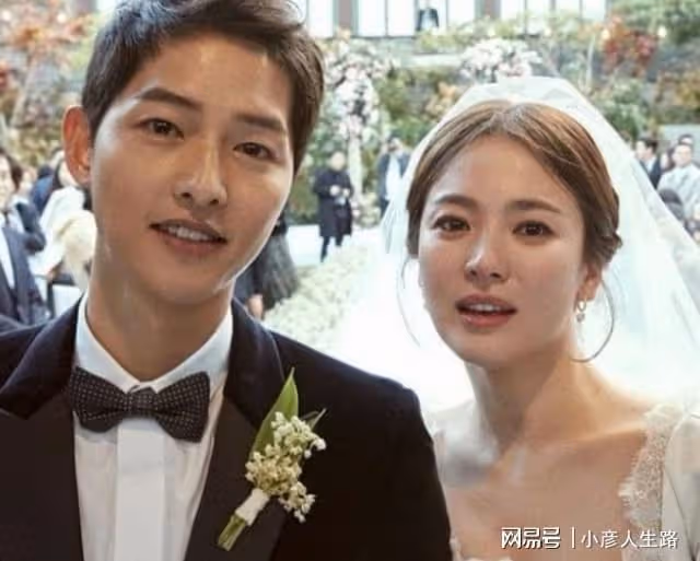 宋仲基近照曝光,單身無娃被催婚,宋慧喬趴男性好友肩頭露笑顏