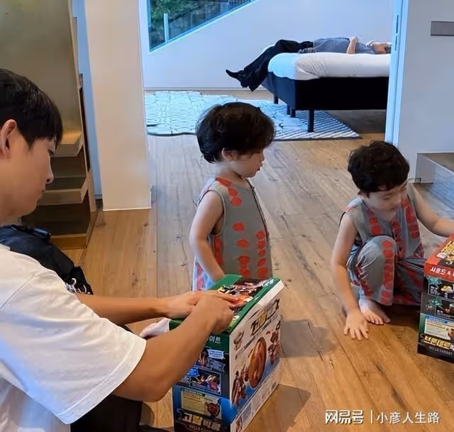 宋仲基近照曝光,單身無娃被催婚,宋慧喬趴男性好友肩頭露笑顏