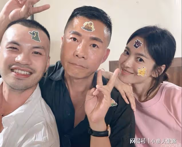 宋仲基近照曝光,單身無娃被催婚,宋慧喬趴男性好友肩頭露笑顏
