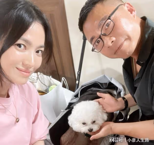 宋仲基近照曝光,單身無娃被催婚,宋慧喬趴男性好友肩頭露笑顏