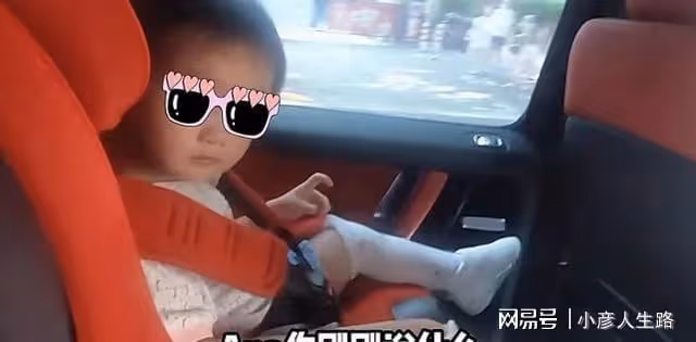 鄭愷帶妻女現身親子樂園,心疼哺乳期的苗苗,不讓她抱女兒