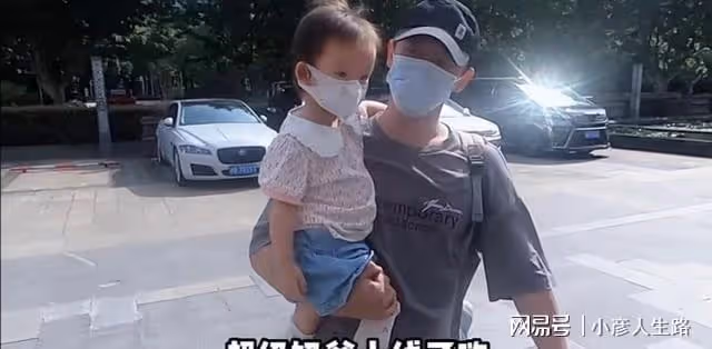 鄭愷帶妻女現身親子樂園,心疼哺乳期的苗苗,不讓她抱女兒