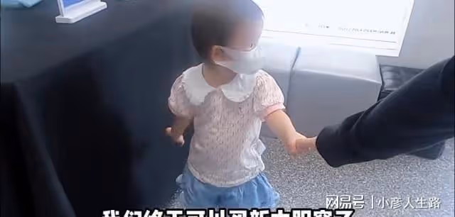 鄭愷帶妻女現身親子樂園,心疼哺乳期的苗苗,不讓她抱女兒
