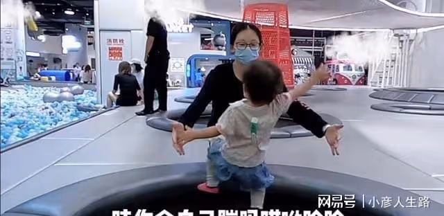 鄭愷帶妻女現身親子樂園,心疼哺乳期的苗苗,不讓她抱女兒