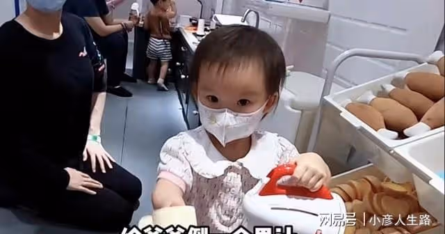 鄭愷帶妻女現身親子樂園,心疼哺乳期的苗苗,不讓她抱女兒