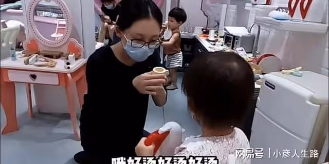 鄭愷帶妻女現身親子樂園,心疼哺乳期的苗苗,不讓她抱女兒