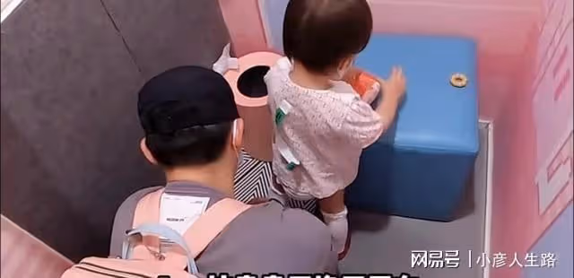 鄭愷帶妻女現身親子樂園,心疼哺乳期的苗苗,不讓她抱女兒