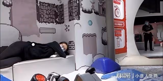 鄭愷帶妻女現身親子樂園,心疼哺乳期的苗苗,不讓她抱女兒